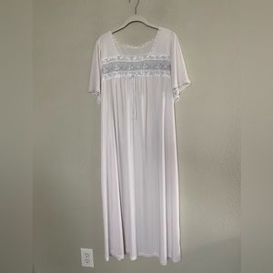 The CUTEST women’s night gown